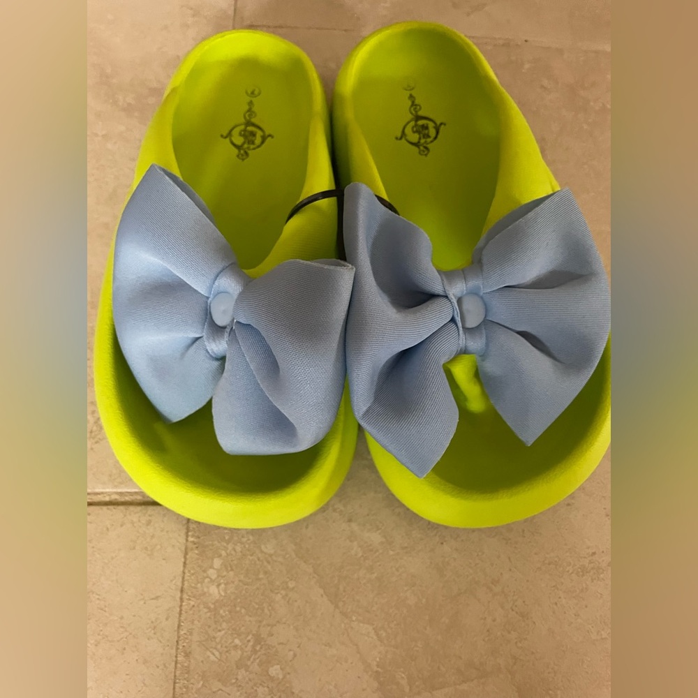 SOUL MATE SZ 7 Bold bright Green Slides with Decorative Blue Bow Super Comfy EUC